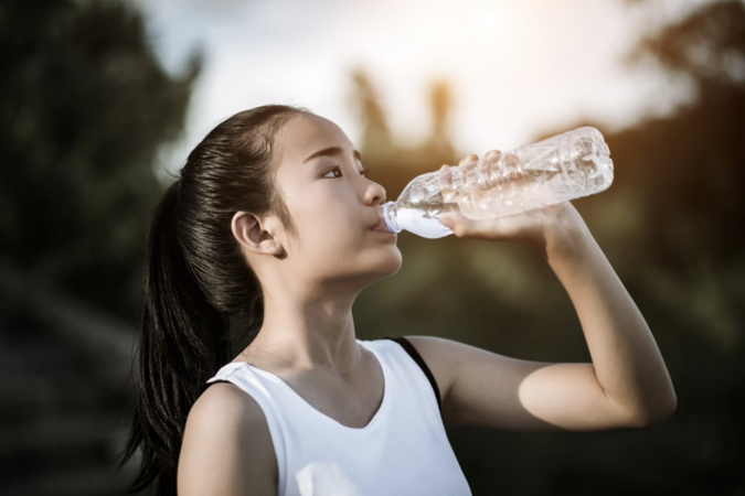 Nhiều người uống nước mùa nóng sai cách mà không biết, bác sĩ chỉ ra dấu hiệu nguy hiểm