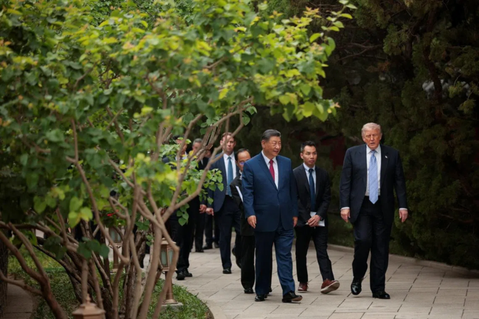 Hiếm hoi: Chủ tịch Tập Cận Bình đưa Tổng thống Donald Trump tham quan vườn Chung Nam Hải