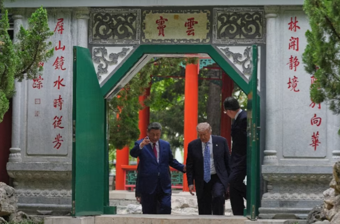 Ông Tập đưa ông Trump tham quan khu vườn bí mật giữa trung tâm quyền lực Trung Quốc, hứa tặng cả hạt giống hoa hồng