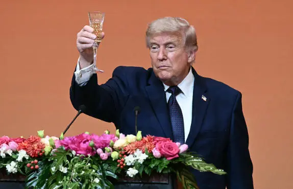 Ông Trump có phá lệ uống rượu trong yến tiệc ở Bắc Kinh?