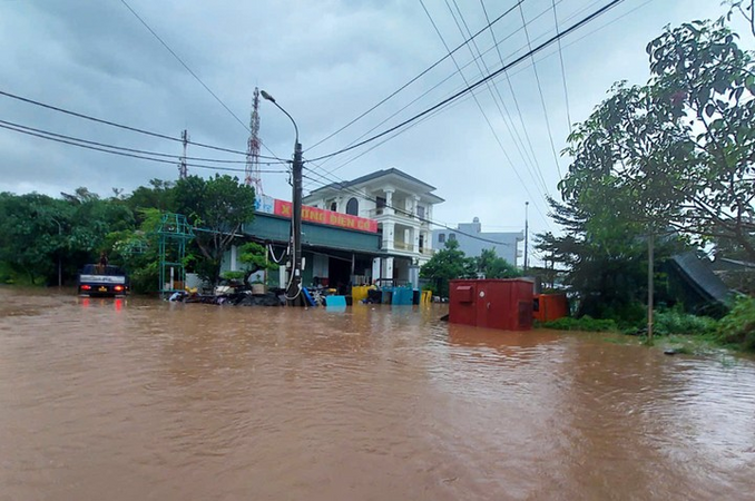 Mưa lớn gây ngập lụt, sạt lở tại Quảng Ninh, nước sông dâng cuồn cuộn tràn vào nhà dân