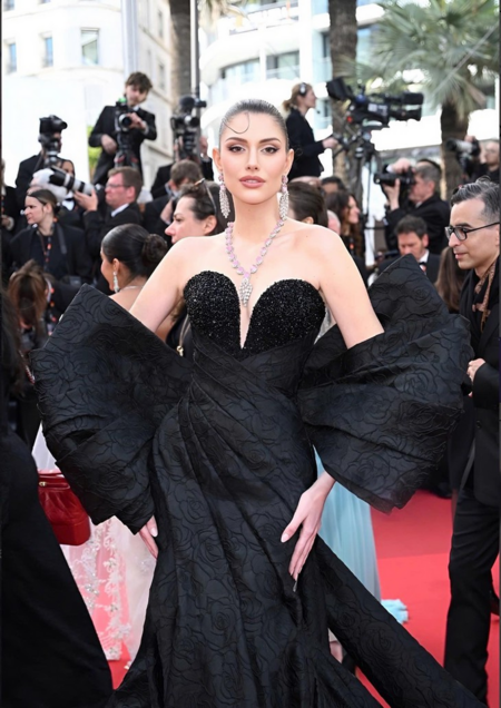 “Hoa hậu đẹp nhất thế giới” gây chú ý khi diện đầm của Lê Thanh Hòa tại Cannes