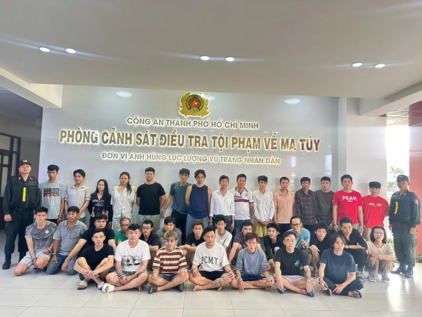 Ca sĩ Long Nhật bị bắt vì liên quan ma túy, khai mua 'hàng đá' giá 500.000 đồng
