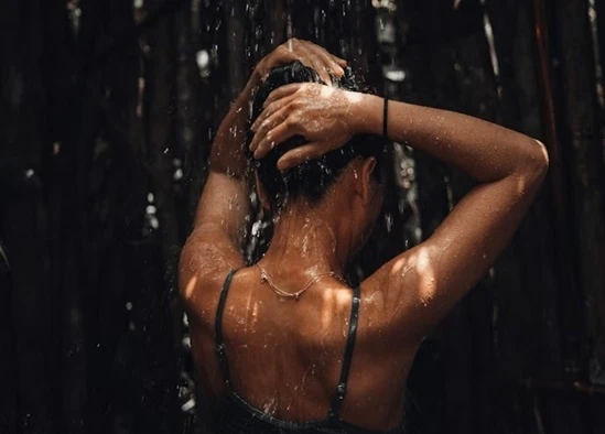 Vì sao không nên tắm nước lạnh ngay sau khi đi nắng về