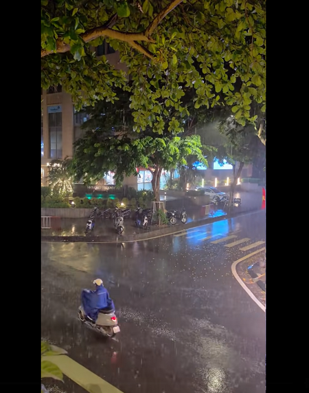 Hà Nội đã có cơn mưa giải nhiệt, bên ngoài gió mát trong nhà nóng hầm hập
