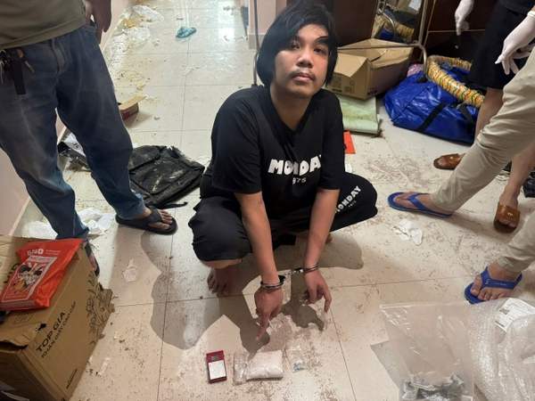 Cận cảnh nơi ở ngập rác của thanh niên nghiện ma túy, trộn "hàng" vào phân mèo để sử dụng