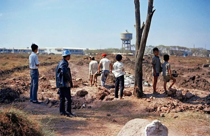 Khảo sát vị trí nghi có hố chôn tập thể các liệt sĩ hy sinh trong cuộc Tổng tiến công Mậu Thân 1968