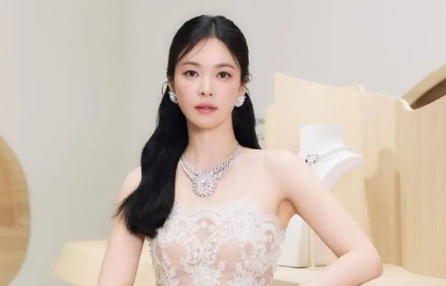 Ở tuổi 44, Song Hye-kyo trông trẻ trung hơn bao giờ hết với kiểu tóc buộc nửa đầu cùng váy ngắn ren cúp ngực