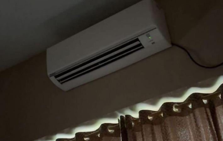 Vợ mang điều khiển điều hòa đi làm khi mẹ chồng đưa các cháu ra chơi hè