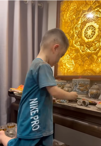 Mẹ đăng clip con trẻ quậy tung bàn thờ, cư dân mạng chỉ ra một điều đáng lo