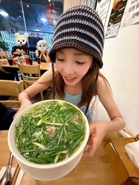 "Chị đẹp không tuổi" Hàn Quốc, nữ ca sĩ Sandara Park gây thích thú khi thưởng thức bát phở đầy hành lá ở Hà Nội