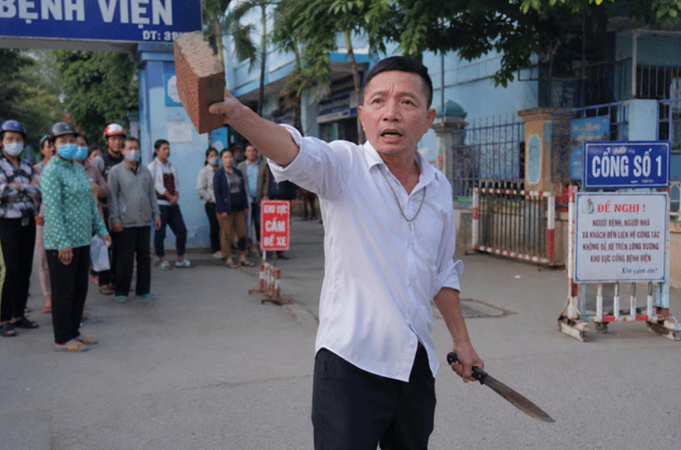 Khởi tố gã côn đồ nhiều lần mang dao, gạch gây rối trước cổng bệnh viện, thách thức công an