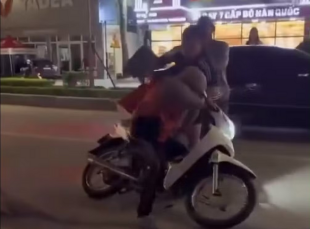Tạm giữ tài xế taxi đánh nam shipper giữa đường
