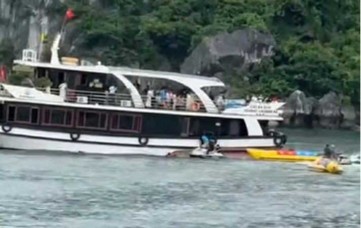Tàu du lịch va chạm trên vịnh Lan Hạ khiến 1 người thiệt mạng, 11 người rơi xuống biển