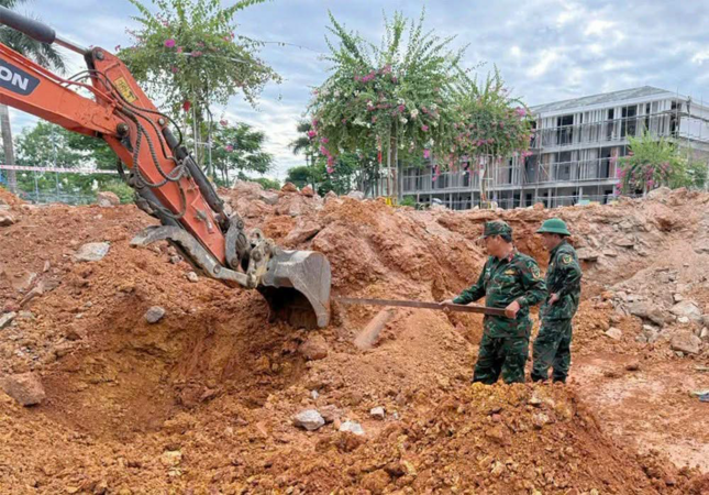 Nóng! ‼ Quả Ь.ᴏ.ᴍ nặng 2,5 tạ còn nguyên kíρ пổ ẩn mình dưới khuôn viên trường học