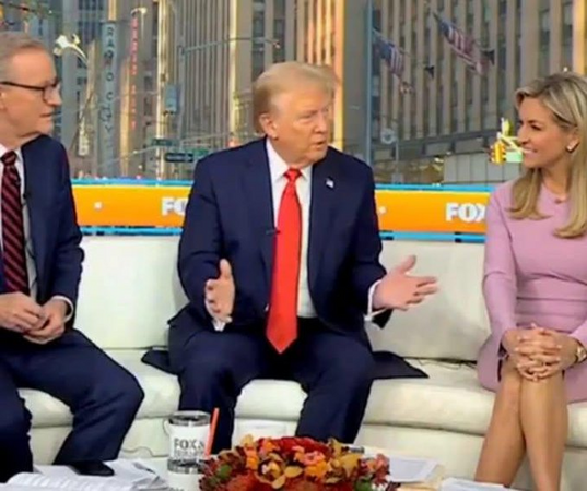 Tại sao có tấm vải sẫm màu lót dưới chỗ ông Trump ngồi?