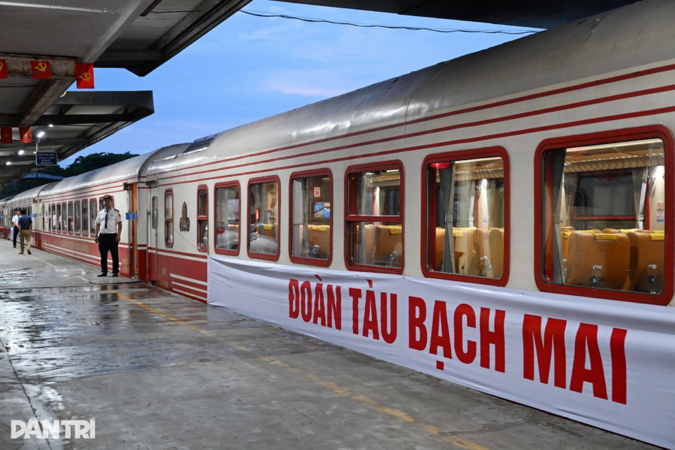 Chuyến tàu đặc biệt chở hơn 500 bác sĩ đi làm mỗi ngày đã khởi động!