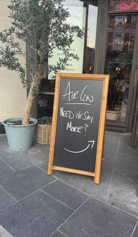 Tình trạng người dân đổ xô đi mua máy điều hòa tại một cửa hàng ở Paris đã khiến cảnh sát lo ngại