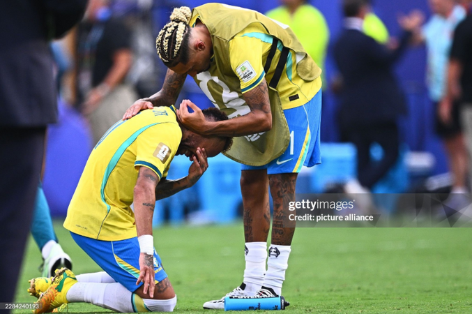 Ảnh Neymar gục ngã phủ sóng toàn cầu: Lời chia tay nghẹn ngào khép lại 16 năm của huyền thoại Brazil