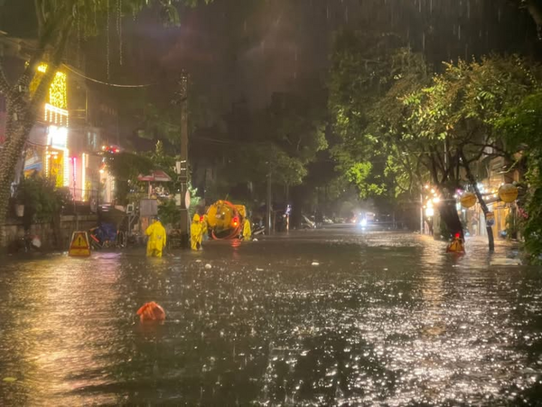 Vì sao Hà Nội vẫn ngập sau mưa lớn dù dự án chống ngập vừa hoàn thành?