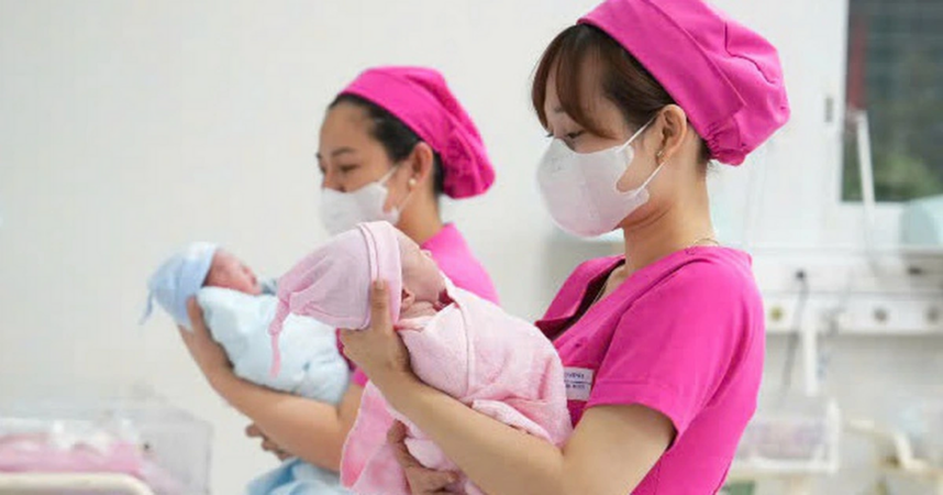 Nên sinh con khi còn trẻ hay chờ kinh tế ổn định?