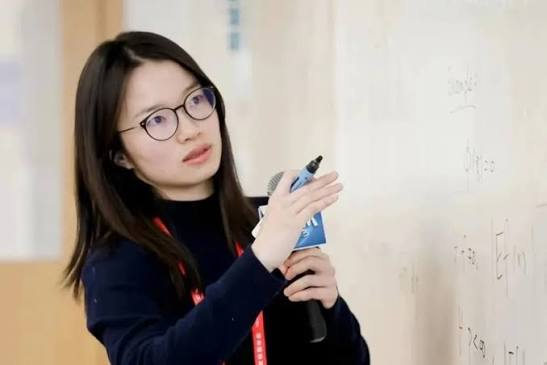 Vương Hồng, nữ giáo sư toán 9x, xinh đẹp đã giải quyết bài toán thế kỷ