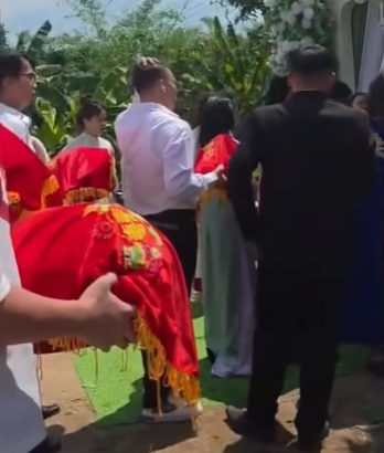 Tranh cãi nhà cô dâu bắt nhà trai phải đứng ngoài chờ giờ đẹp