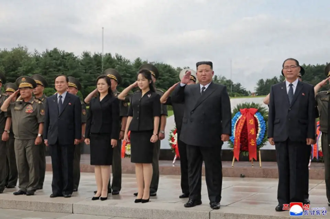Con gái 14 tuổi của ông Kim Jong-un xuất hiện "nổi bật" trong sự kiện quan trọng của đất nước. Thông điệp đã quá rõ ràng rồi