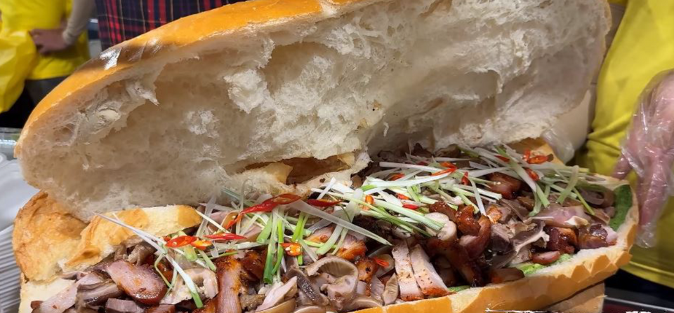 Ăn một ổ bánh mì, 84 người phải nhập viện: Hồi chuông cảnh báo về an toàn thực phẩm