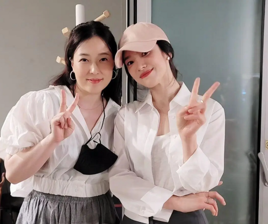 Song Hye-kyo chứng minh áo sơ mi trắng chẳng hề đơn điệu, chỉ cần phối cùng chân váy và một đôi giày lười là đã đủ thanh lịch, sành điệu