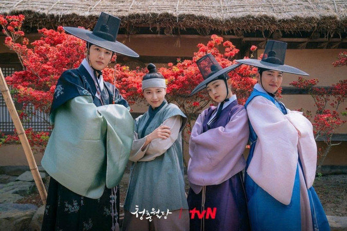 Tử vi tuần mới 24/8 - 30/8: Tuổi Tỵ có quan hệ xã hội mở đường, Tuổi Mùi cần kỹ càng thông tin