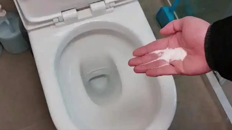 Đổ muối vào bồn cầu/ cống thoát nước thực sự hữu ích, bạn nhất định nên thử