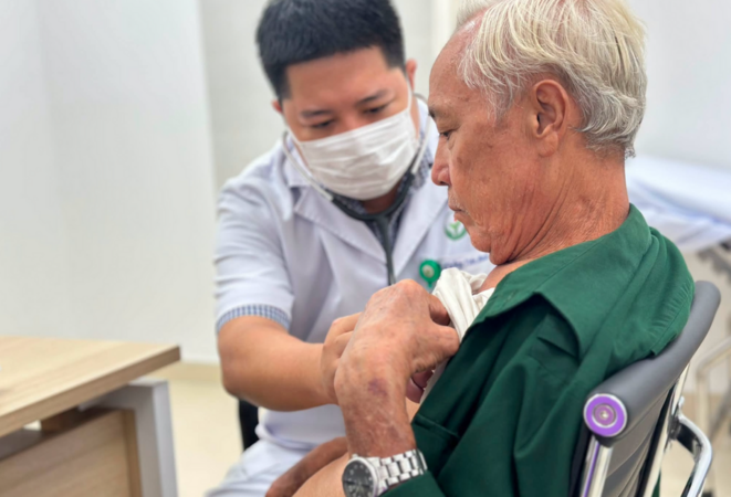 Người nghỉ hưu mắc bệnh nặng vẫn phải đồng chi trả BHYT: Có nên nâng mức hưởng từ 75 tuổi?
