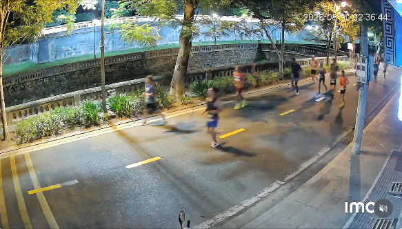 Tranh cãi chạy marathon lúc hơn 2 giờ sáng