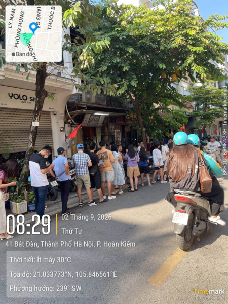 Hàng dài người xếp hàng chờ mua phở 49 Bát Đàn