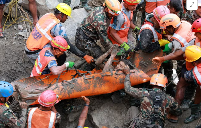 Vỡ òa! Hai người được tìm thấy còn sống trong đường hầm thủy điện ở Nepal, 9 ngày sau trận lũ lụt tàn phá [Video]