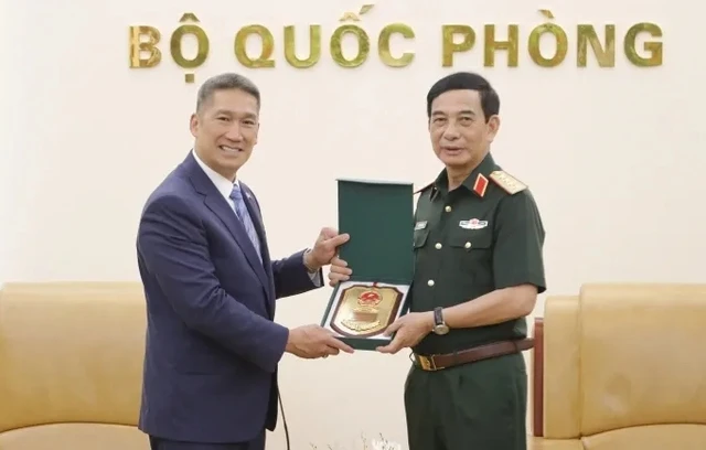 Hùng Cao là ai? Hành trình từ cậu bé rời Việt Nam đến ứng viên Bộ trưởng Hải quân Mỹ