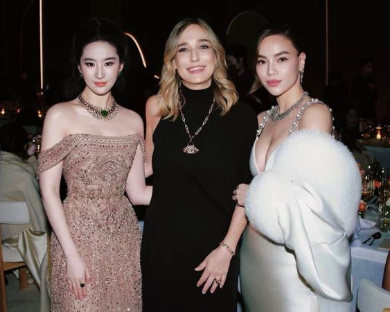 Lưu Diệc Phi gây chú ý khi cắt Hồ Ngọc Hà khỏi ảnh chung