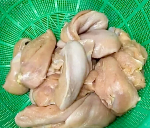 GÀ, TÔM BỐC MÙI VẪN ĐƯỢC CHỞ ĐẾN TRƯỜNG: AI CHỊU TRÁCH NHIỆM NẾU PHỤ HUYNH KHÔNG PHÁT HIỆN?