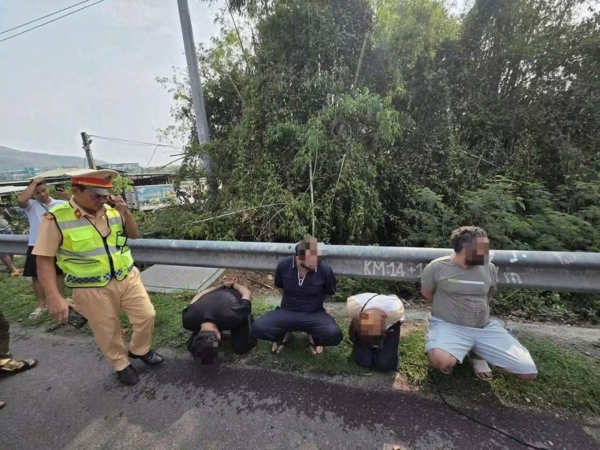 Nóng! 🚨 Nhóm người nước ngoài lấy hụt 3 vòng kiềng vàng ở Sông Cầu