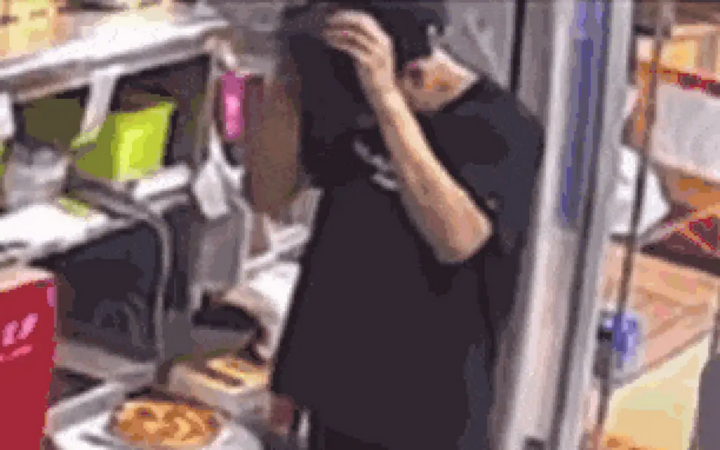 Trung Quốc: Bắt quả tang nhân viên nhà hàng gãi đầu cho gàu rơi xuống bánh pizza