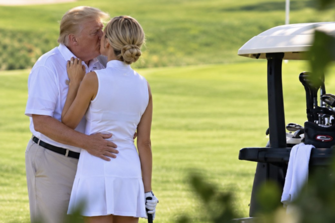 Vì sao Nhà Trắng khẳng định bức ảnh ông Trump hôn trợ lý Natalie Harp là giả?