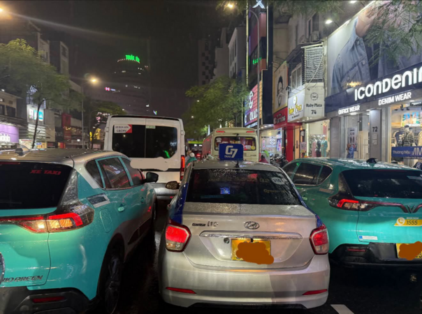 Chán cho ý thức "điền vào chỗ trống" trên đường Hà Nội
