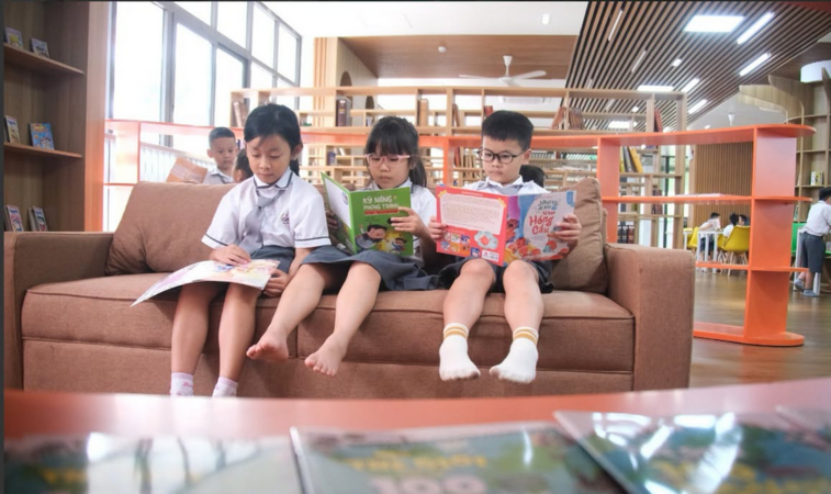 Phụ huynh xuýt xoa nhìn trường tiểu học công mới xây đẹp sang sịn mịn hơn trường quốc tế
