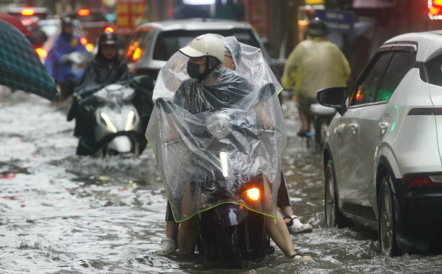 🌧️ HÀ NỘI MƯA GẦN 200MM, NHIỀU PHỐ NGẬP SÂU, GIAO THÔNG TÊ LIỆT