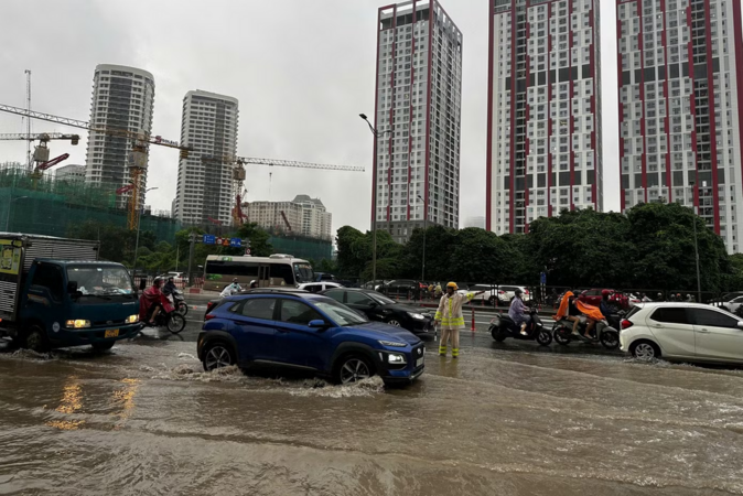 🌧️ MƯA NGẬP HÀ NỘI: NHIỀU TRƯỜNG CHO HỌC SINH NGHỈ, CHUYỂN SANG HỌC ONLINE