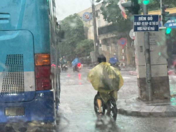 Một số trường học tại Hà Nội thông báo phụ huynh đón con đầu giờ chiều