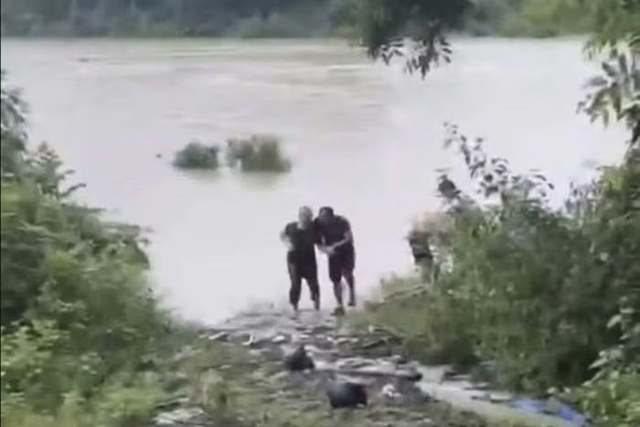 Nhanh trí và dũng cảm: Chủ quán cà phê phóng xe máy 500m đón đầu dòng nước để cứu bà cụ bị cuốn trôi