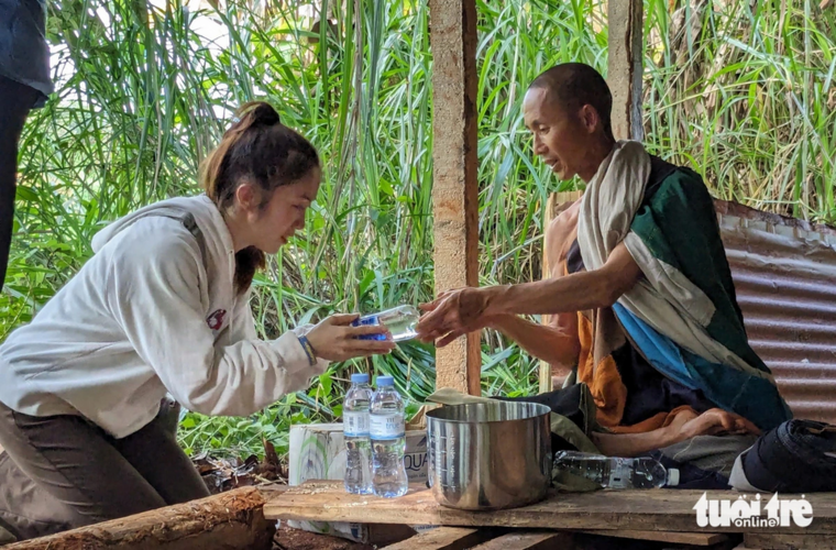 Đúng là muốn tu cũng không yên: Ông Minh Tuệ thông báo dừng đi khất thực