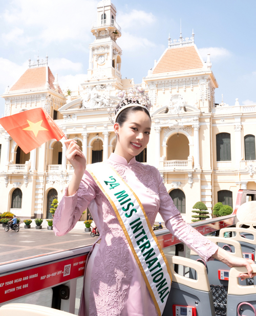 Thanh Thủy diễu hành trên bus, về nước sau đăng quang Miss International